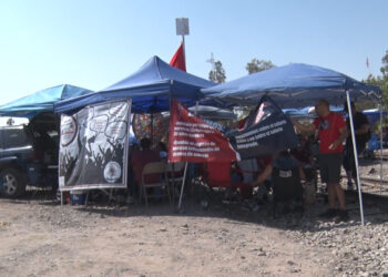 Maestros federales continúan toma de vías en Delicias