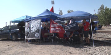 Maestros federales continúan toma de vías en Delicias