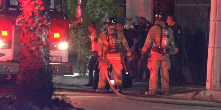 Sujeto intenta prender fuego a su casa en Delicias