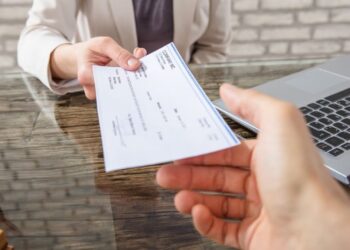 Comparten recomendaciones para evitar fraudes por cheques sin fondos