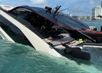 Se hundió yate Lamborghini valorado en 4 mdd en Miami con 32 personas a bordo