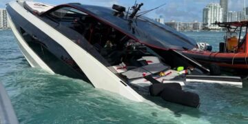 Se hundió yate Lamborghini valorado en 4 mdd en Miami con 32 personas a bordo