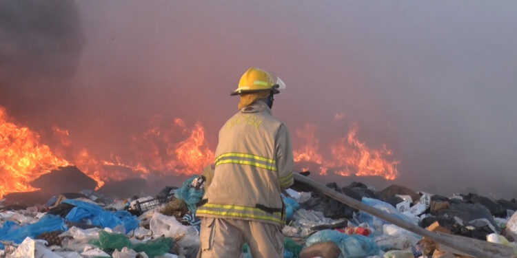 Arde parte de basurero en el municipio de Meoqui