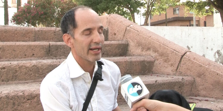 Denuncian discriminación contra hombre con discapacidad visual