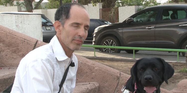 Denuncian discriminación contra hombre con discapacidad visual