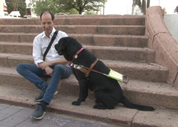 Denuncian discriminación contra hombre con discapacidad visual