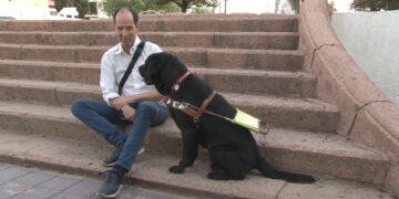 Denuncian discriminación contra hombre con discapacidad visual