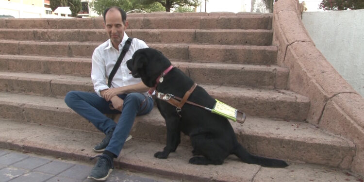 Denuncian discriminación contra hombre con discapacidad visual