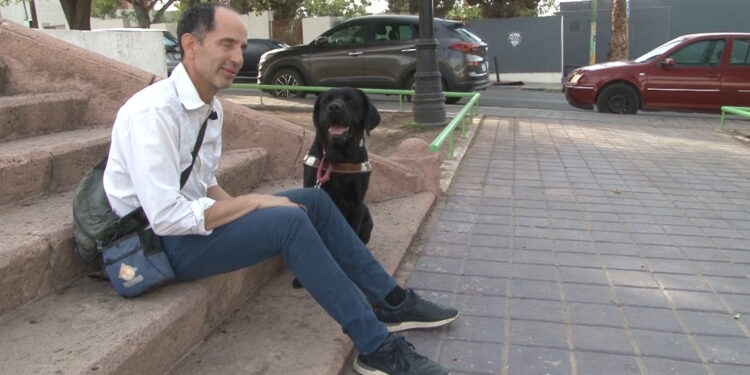 Denuncian discriminación contra hombre con discapacidad visual