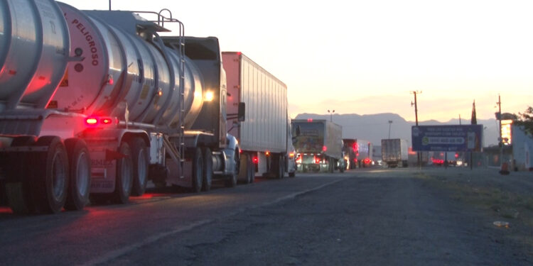Cerraron transportistas la circulación en la salida a Juárez