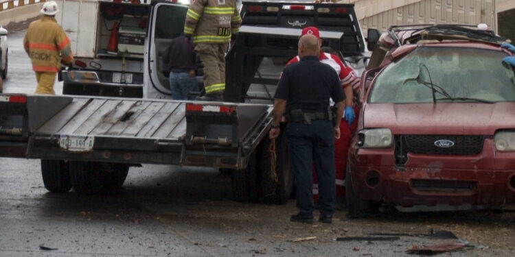 Grave accidente deja a joven atrapado en su vehículo en Cuauhtémoc