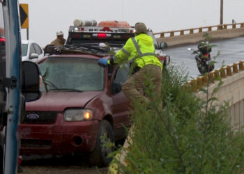Grave accidente deja a joven atrapado en su vehículo en Cuauhtémoc