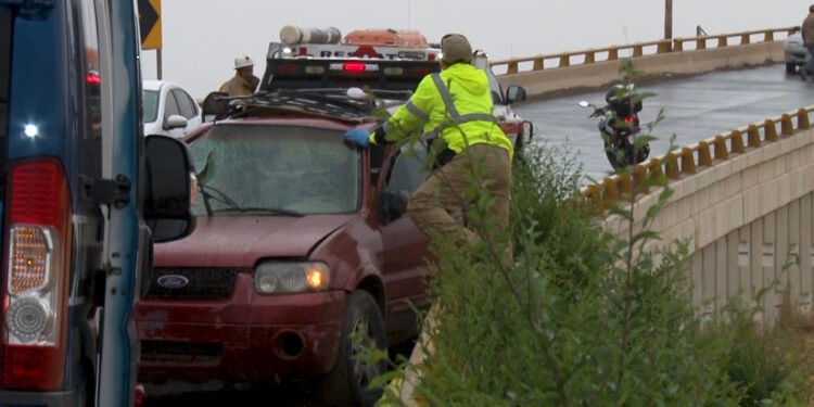 Grave accidente deja a joven atrapado en su vehículo en Cuauhtémoc