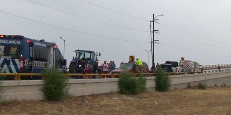 Grave accidente deja a joven atrapado en su vehículo en Cuauhtémoc