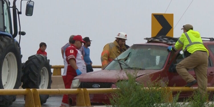 Grave accidente deja a joven atrapado en su vehículo en Cuauhtémoc