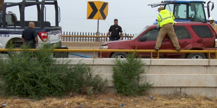 Grave accidente deja a joven atrapado en su vehículo en Cuauhtémoc