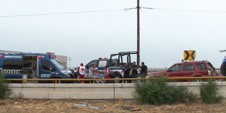 Grave accidente deja a joven atrapado en su vehículo en Cuauhtémoc