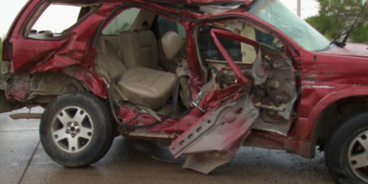 Grave accidente deja a joven atrapado en su vehículo en Cuauhtémoc