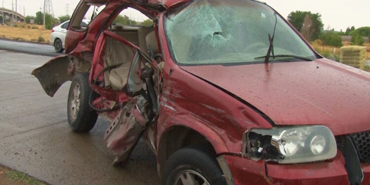 Grave accidente deja a joven atrapado en su vehículo en Cuauhtémoc