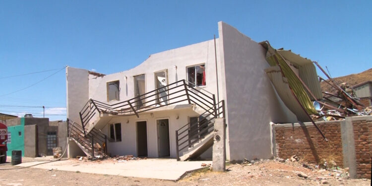 Explosión por acumulación de gas deja un lesionado y destruye departamentos en Cuauhtémoc