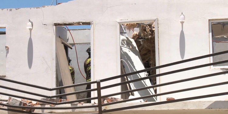 Explosión por acumulación de gas deja un lesionado y destruye departamentos en Cuauhtémoc