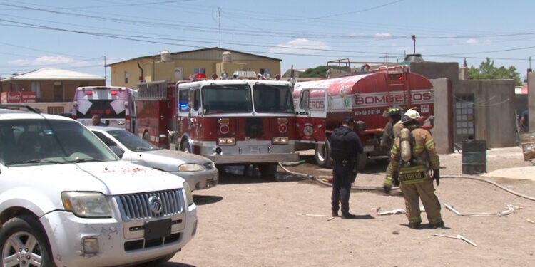 Explosión por acumulación de gas deja un lesionado y destruye departamentos en Cuauhtémoc