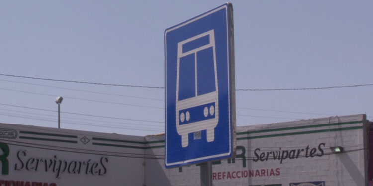 Pasajeros denuncian a chofer por usar el celular mientras maneja