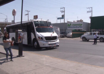 Pasajeros denuncian a chofer por usar el celular mientras maneja
