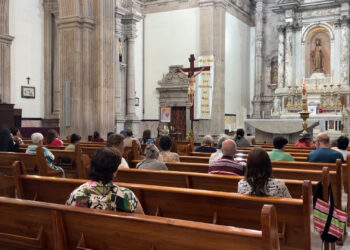Feligreses celebran elección del nuevo papa con misa en la catedral