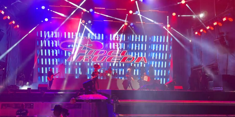 Acuden cientos a concierto de Fidel Rueda en la Feria Santa Rita