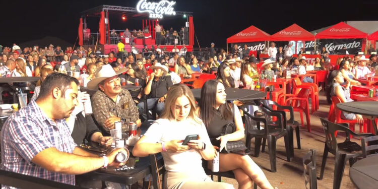 Acuden cientos a concierto de Fidel Rueda en la Feria Santa Rita