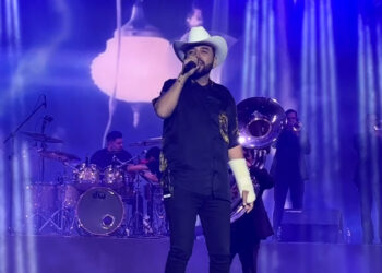 Acuden cientos a concierto de Fidel Rueda en la Feria Santa Rita