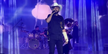 Acuden cientos a concierto de Fidel Rueda en la Feria Santa Rita