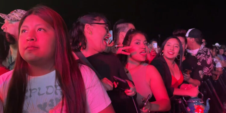 Acuden cientos a concierto de Fidel Rueda en la Feria Santa Rita