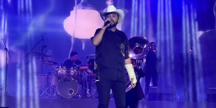 Acuden cientos a concierto de Fidel Rueda en la Feria Santa Rita