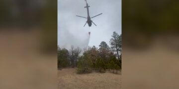 Realizan descargas de agua sobre incendio forestal
