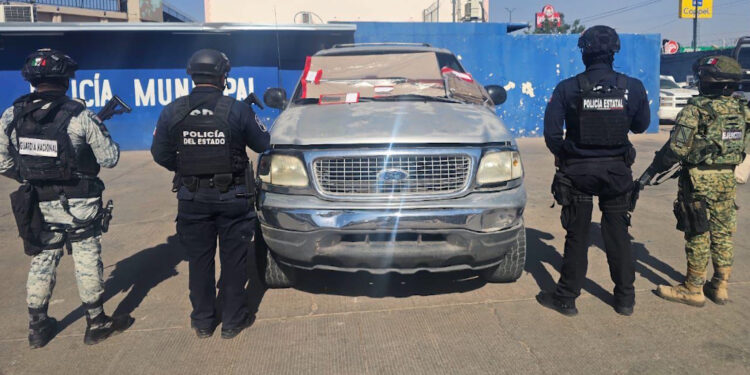 Aseguran vehículo y armas en Janos