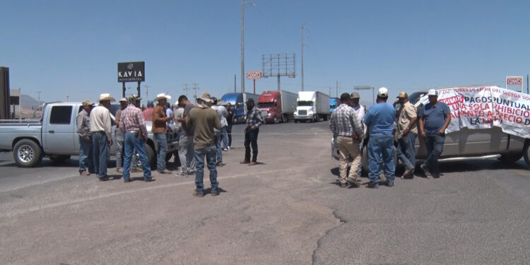 Productores lecheros bloquean la carretera 45 en Meoqui