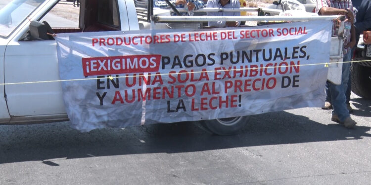 Productores lecheros bloquean la carretera 45 en Meoqui