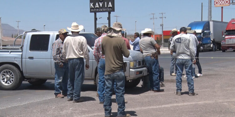 Productores lecheros bloquean la carretera 45 en Meoqui