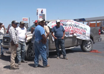 Productores lecheros bloquean la carretera 45 en Meoqui