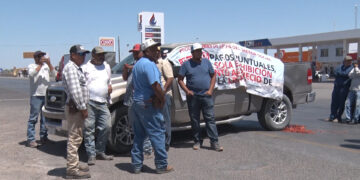 Productores lecheros bloquean la carretera 45 en Meoqui