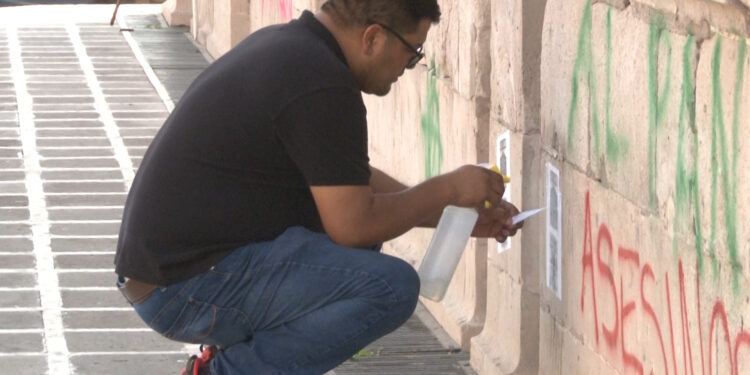Borran pintas en Palacio de Gobierno tras protesta ambiental