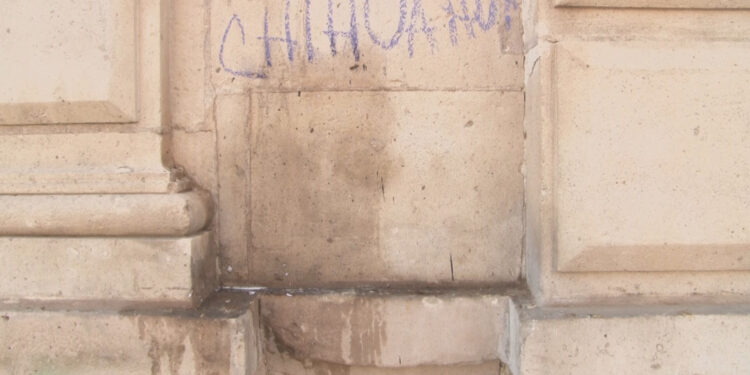 Borran pintas en Palacio de Gobierno tras protesta ambiental