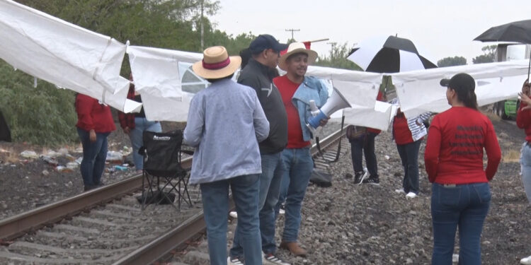 Maestros liberan caseta y vías del tren en Saucillo