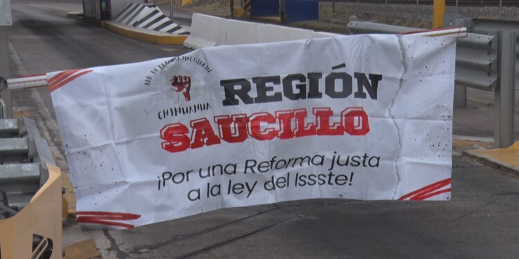 Maestros liberan caseta y vías del tren en Saucillo