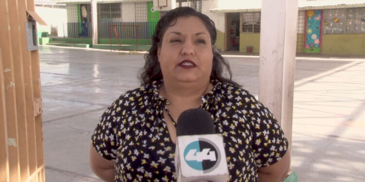 Protestan padres por obra inconclusa en escuela Eva Garrido