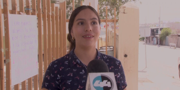 Protestan padres por obra inconclusa en escuela Eva Garrido