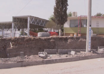 Protestan padres por obra inconclusa en escuela Eva Garrido