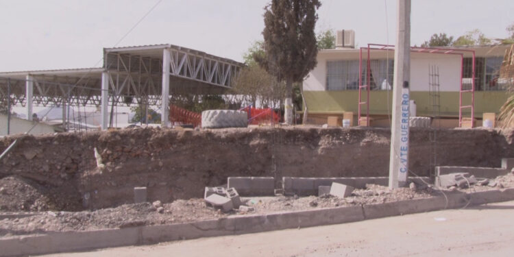 Protestan padres por obra inconclusa en escuela Eva Garrido